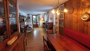 Ein Holzinnenraum mit Essbereich, Kamin und Bücherregal.