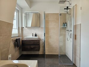 Douche, sèche-cheveux, serviettes fournies, savon