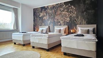 4 slaapkamers, een strijkplank/strijkijzer, reisbedje, gratis wifi