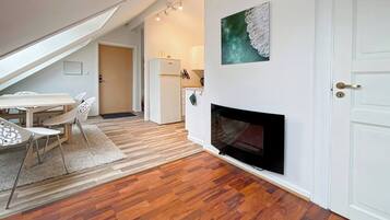 House, 2 Bedrooms, City View | Dining