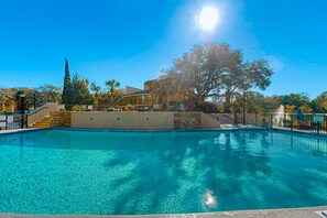 Een verwarmd zwembad