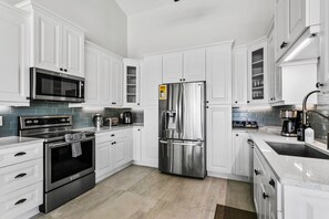 Fridge, microwave, stovetop, dishwasher