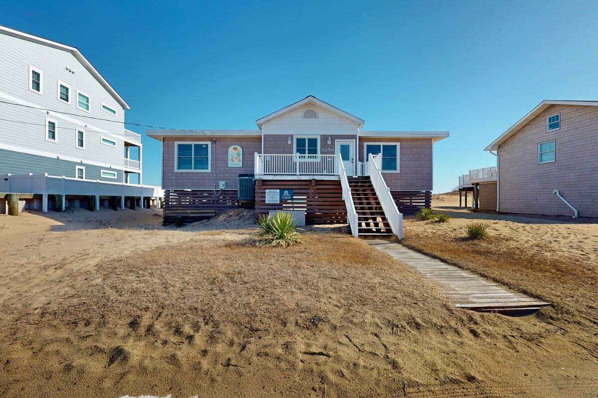Spacious oceanfront house w/beach access, decks, grill & free WIFI