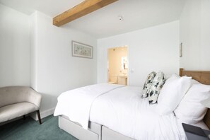 2 bedrooms, iron/ironing board, travel crib, WiFi - The Nest - Cosy Holiday Cottage (Errol)