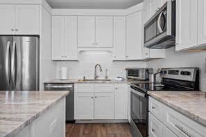 Kjøleskap, mikrobølgeovn, ovn og kokeplater