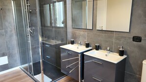Deluxe Double or Twin Room, 1 King Bed, Non Smoking, Garden View | Bathroom - le sale resort (Caserta)