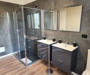 Deluxe Double or Twin Room, 1 King Bed, Non Smoking, Garden View | Bathroom | Bathrobes, slippers - le sale resort (Caserta)