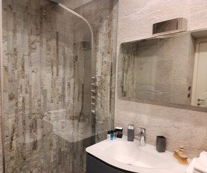 Classic Twin Room | Bathroom | Bathrobes, slippers - le sale resort (Caserta)