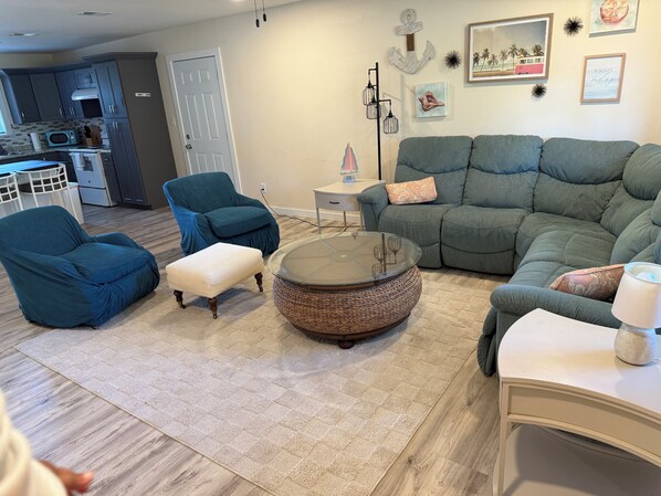 Living area - 3-bedroom house in charming Pensacola with AC, WiFi. Close to PCC (Pensacola)