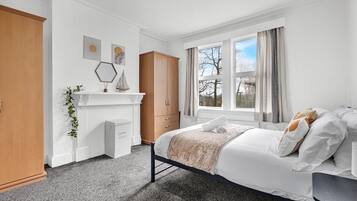 2 slaapkamers, een strijkplank/strijkijzer, internet, beddengoed