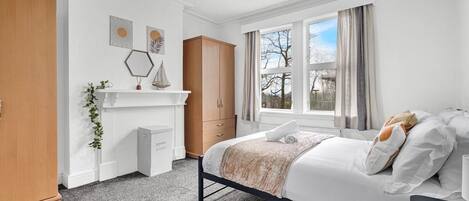 2 slaapkamers, een strijkplank/strijkijzer, internet, beddengoed