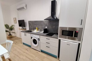 Geladeira, micro-ondas, cooktop, lava-louças