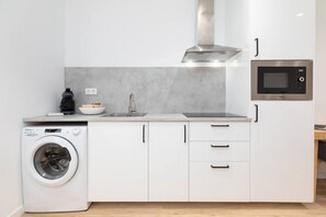 Fridge, microwave, stovetop, coffee/tea maker - A (VA081.3) TH Marítim-Serrería Loft 3 (Valencia / València)