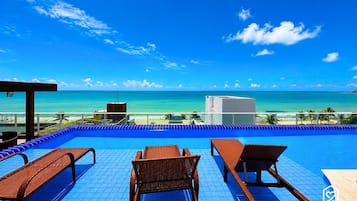 Una piscina cubierta