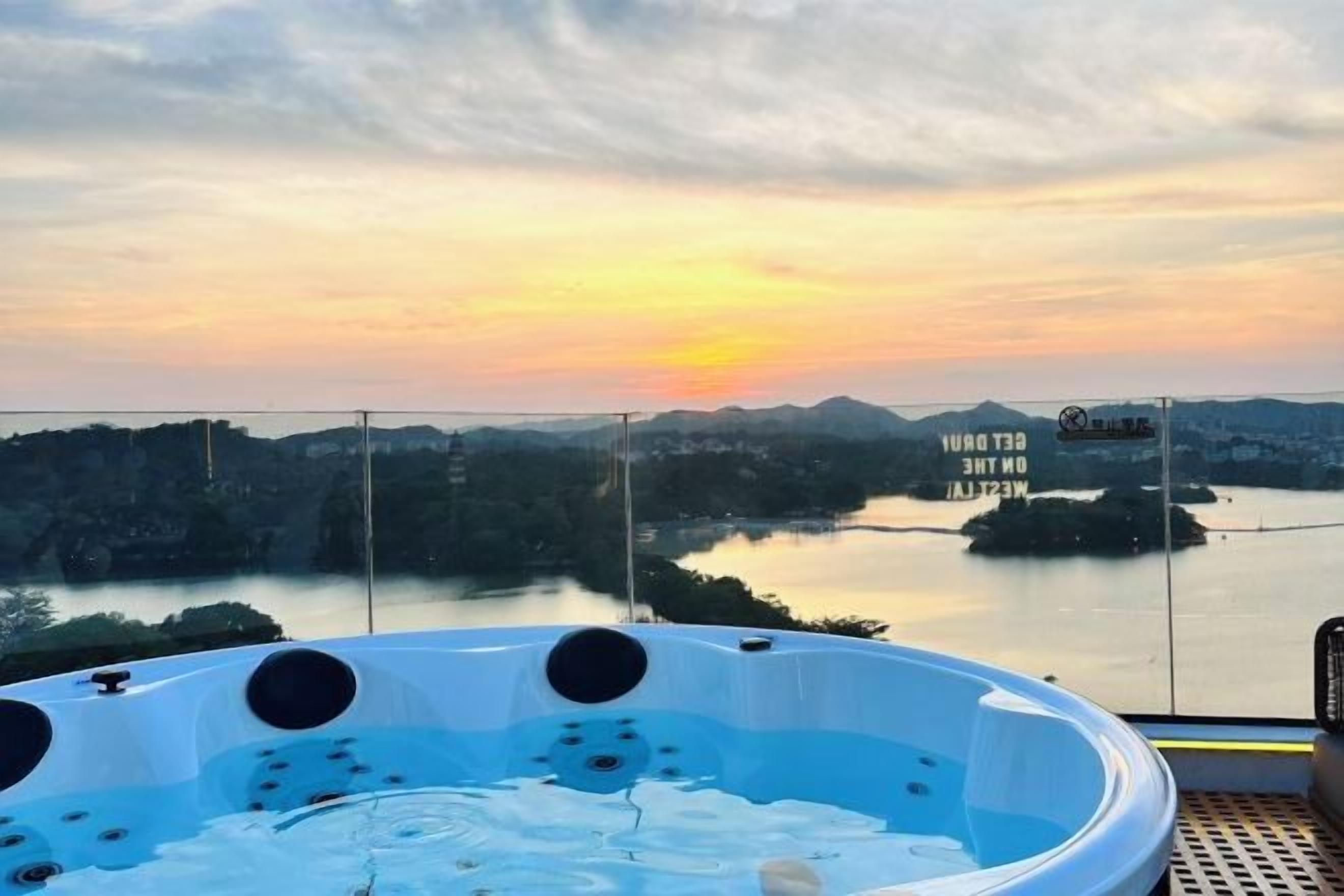Outdoor spa tub
