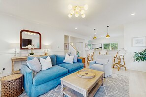 TV, fireplace, books - South Haven retreat w/ access to Harbor Club Resort amenities (South Haven)