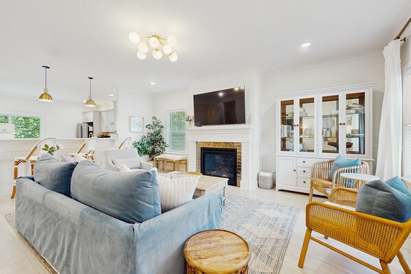 TV, fireplace, books - South Haven retreat w/ access to Harbor Club Resort amenities (South Haven)