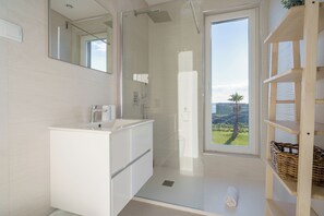 Dusj, hårføner, håndklær og toalettpapir