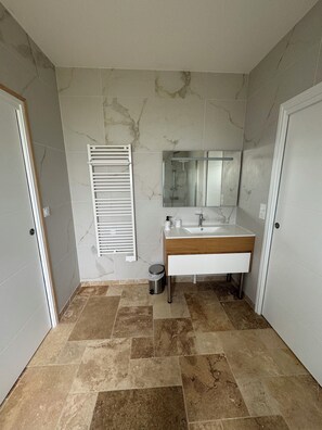 Dusj, hårføner, håndkl ær og såpe