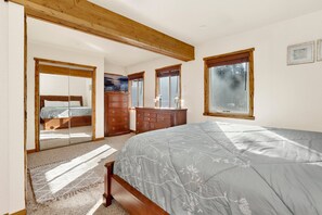 Chalet, Multiple Beds, Patio, Mountain View (2527) | 4 bedrooms, individually decorated, individually furnished, bed sheets - Mockingbird in Moonlight #2527 (Big Bear Lake)