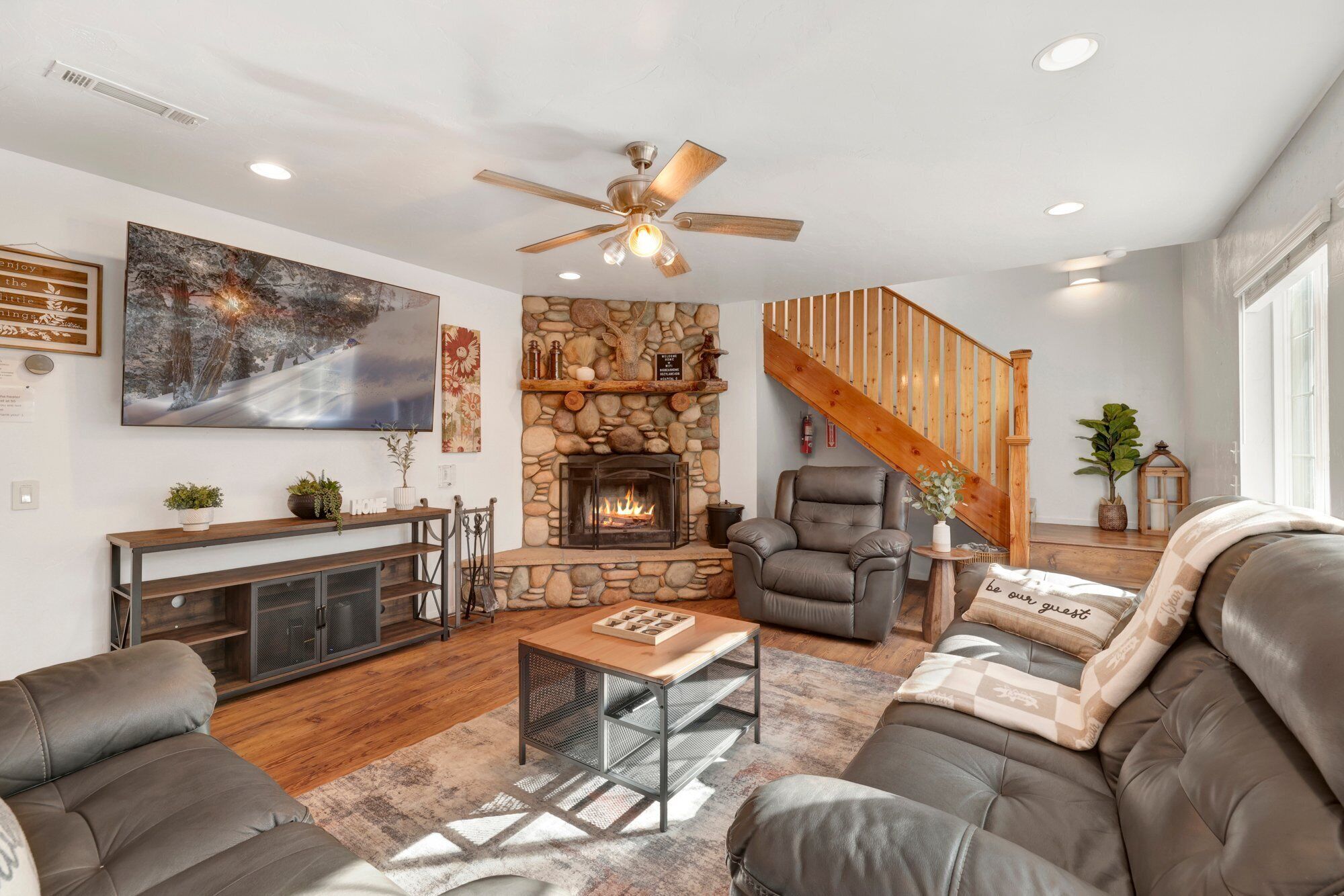 เคบิน, หลายเตียง, อ่างน้ำร้อน, วิวภูเขา (2543) | บริเวณนั่งเล่น | เตาผิง