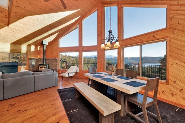 Cabane, plusieurs lits, bain à remous, vue montagne (2520) | 2 chambres, décoration personnalisée, ameublement personnalisé