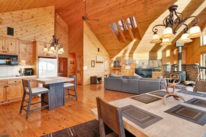 Cabin, Multiple Beds, Hot Tub, Mountain View (2520) | 2 bedrooms, individually decorated, individually furnished, bed sheets - High-top Lakeview Chateau #2520 (Fawnskin)