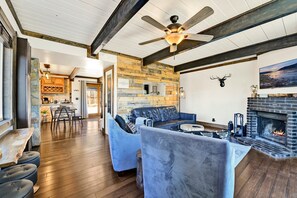 Huisje, Meerdere bedden, bubbelbad, uitzicht op bergen (2510) | Woonruimte | Een open haard