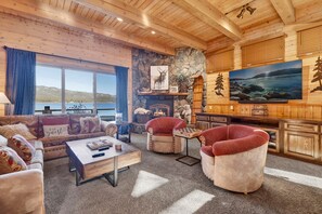 Chalet, varias camas, bañera de hidromasaje, vistas a la montaña (2533) | Zona de estar | Una chimenea