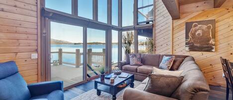 Chalet, Meerdere bedden, bubbelbad, uitzicht op bergen (2533) | Woonruimte | Een open haard