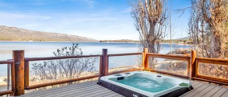 Chalet, plusieurs lits, bain à remous, vue montagne (2533) | Bain à remous extérieur