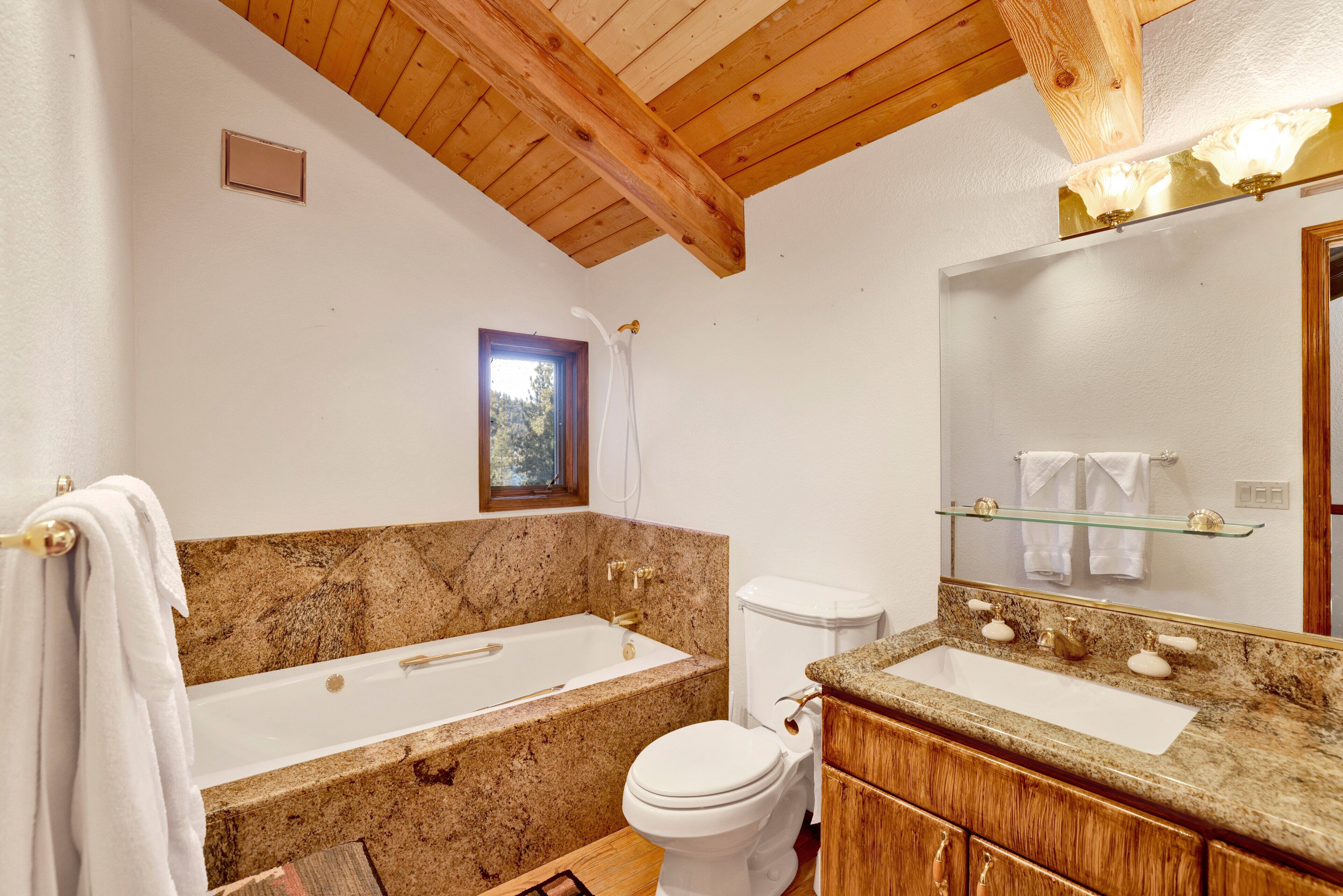Un bagno con vasca, water e lavandino.