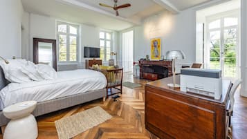 5 bedrooms, iron/ironing board, free WiFi