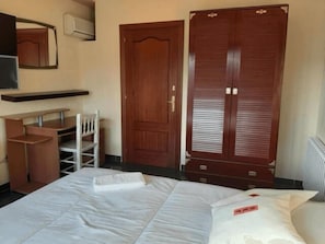 Standard Room, 1 Queen Bed, Garden View - Villas Coliving Casa Rural (Sant Fost de Campsentelles)