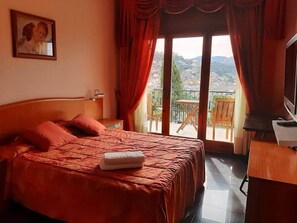 Comfort Room, 1 Queen Bed, Garden View | Free WiFi - Villas Coliving Casa Rural (Sant Fost de Campsentelles)