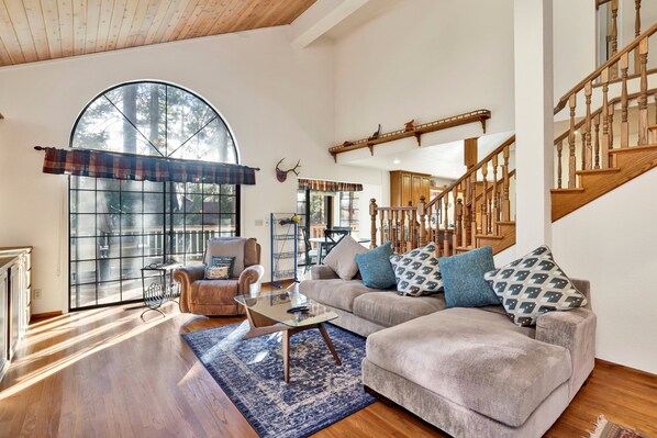 キャビン ベッド (複数台) スパ浴槽 マウンテンビュー (2506) | リビング エリア | 暖炉