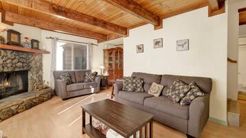 Cabin, 2 Queen Beds, Patio, Mountain View (2509) | Living area | Fireplace