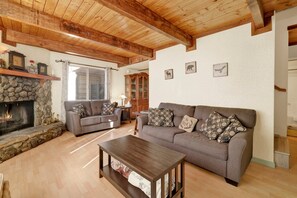 Hytte - 2 queensize-senge - terrasse - bjergudsigt (2509) | Opholdsområde | Pejs