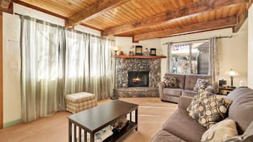 Cabaña, 2 camas de matrimonio, patio, vistas a la montaña (2509) | Una chimenea