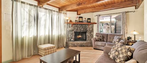 Baita, 2 letti queen, patio, vista montagna (2509) | Area soggiorno | Caminetto