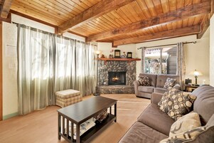 Cabin, 2 Queen Beds, Patio, Mountain View (2509) | Living area | Fireplace