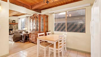 Cabaña, 2 camas de matrimonio, patio, vistas a la montaña (2509) | 2 dormitorios, decoración individual, mobiliario individual