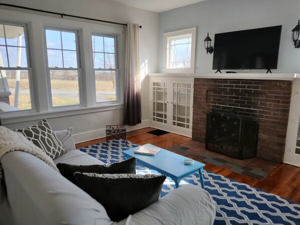 Smart TV, books - Cozy, Private Country Home on a Farm in the Finger Lakes (Bloomfield)