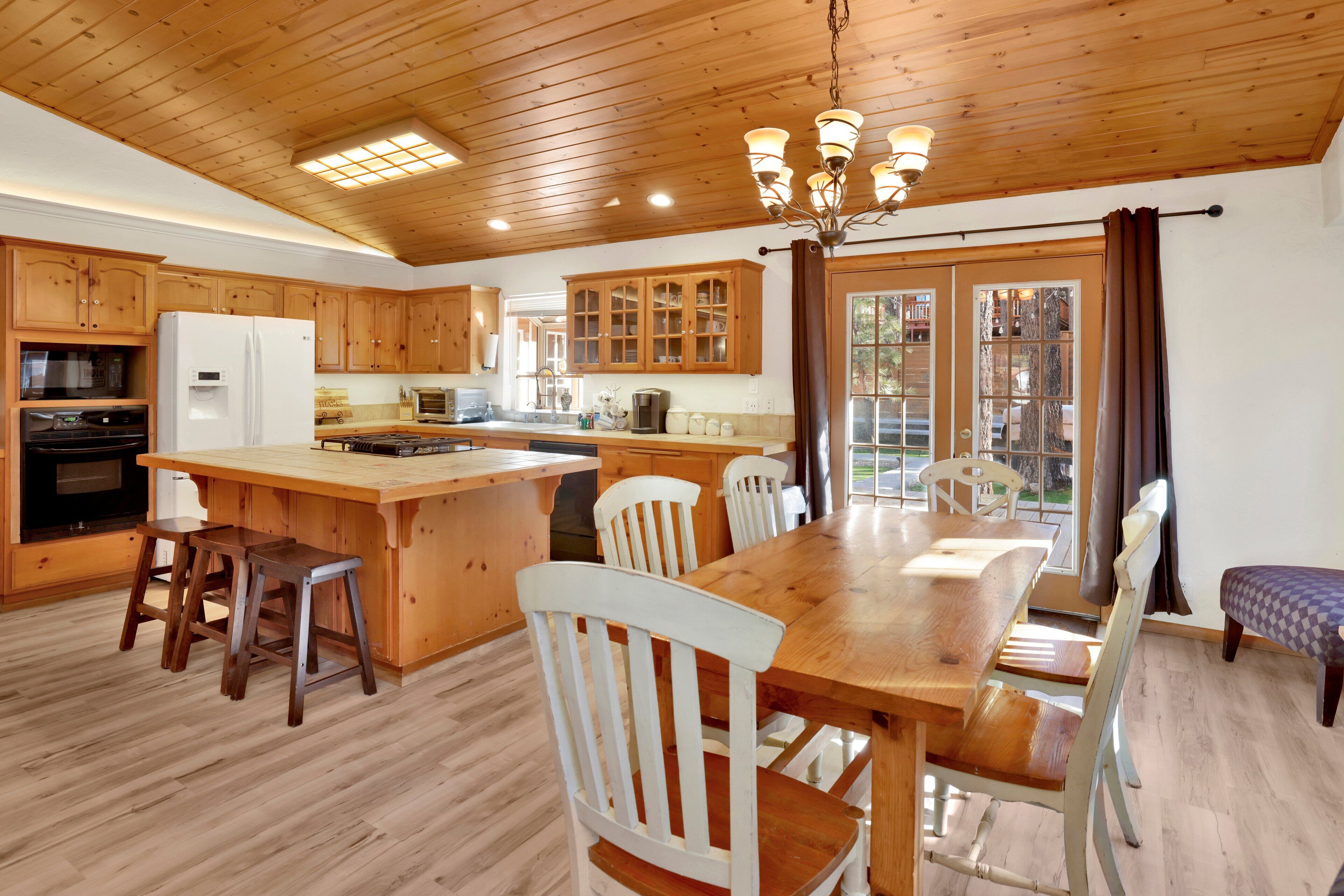 Cabin, Multiple Beds, Hot Tub, Mountain View (2518) | 3 bedrooms, individually decorated, individually furnished, bed sheets