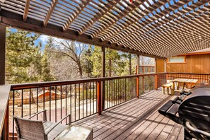 Outdoor dining - Camp Conklin #2337 (Big Bear Lake)