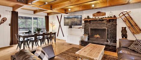 Cabaña, varias camas, hidromasaje, vista a la montaña (2337) | Área de sala de estar