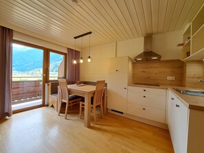 Familie appartement, balkon, uitzicht op bergen | Privékeuken | Een koelkast, een microgolfoven, een kinderstoel