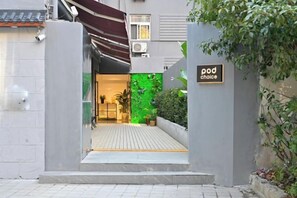 Exterior detail - Pod Inn Yanxuan Hotel (Shanghai Zhongshan Park) (Shanghai)