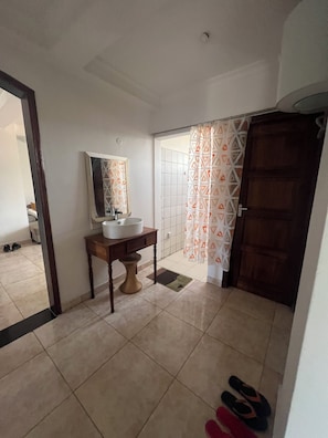 Regadera, toallas, jabón, papel de baño 