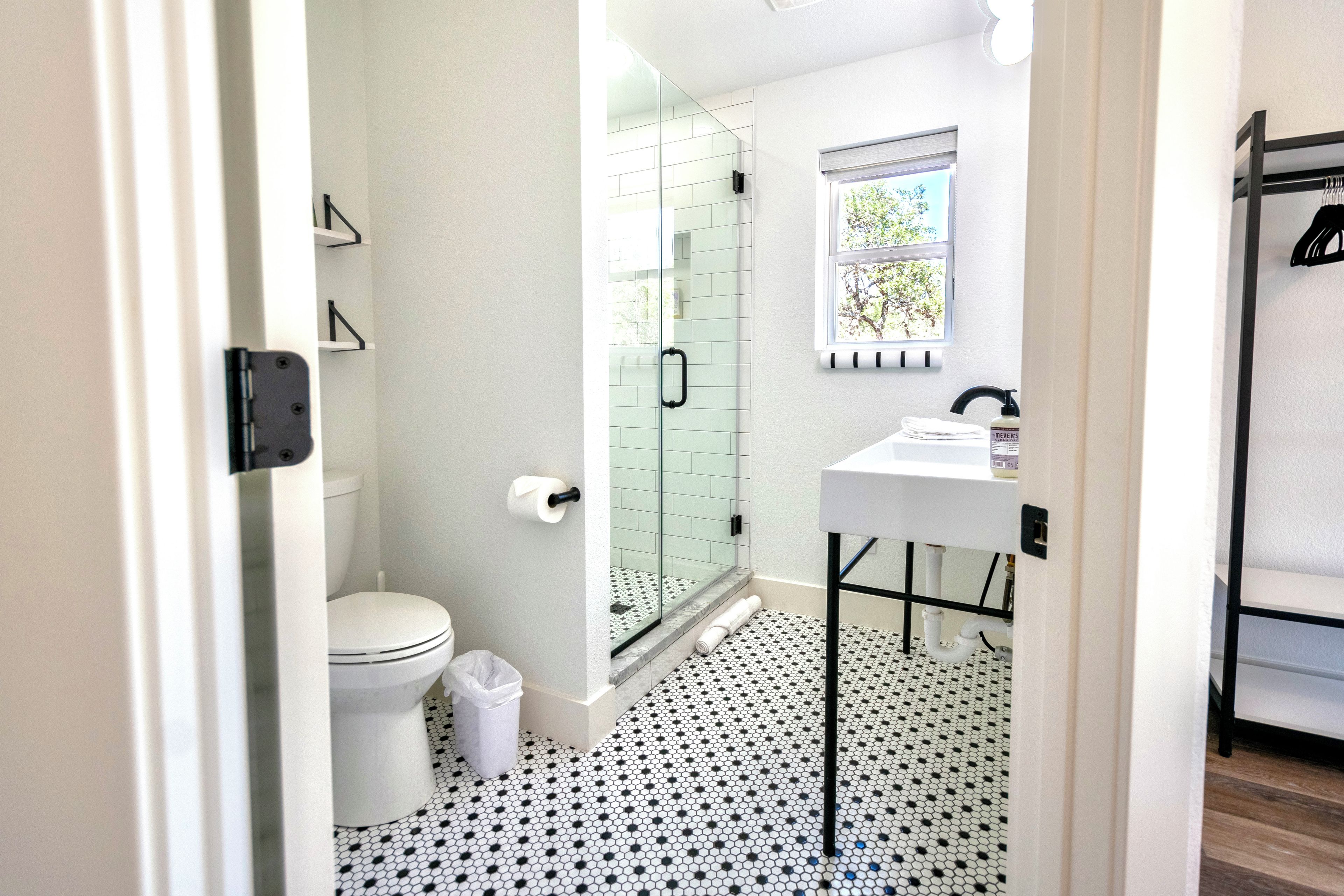 Un baño moderno con inodoro, ducha y lavabo.